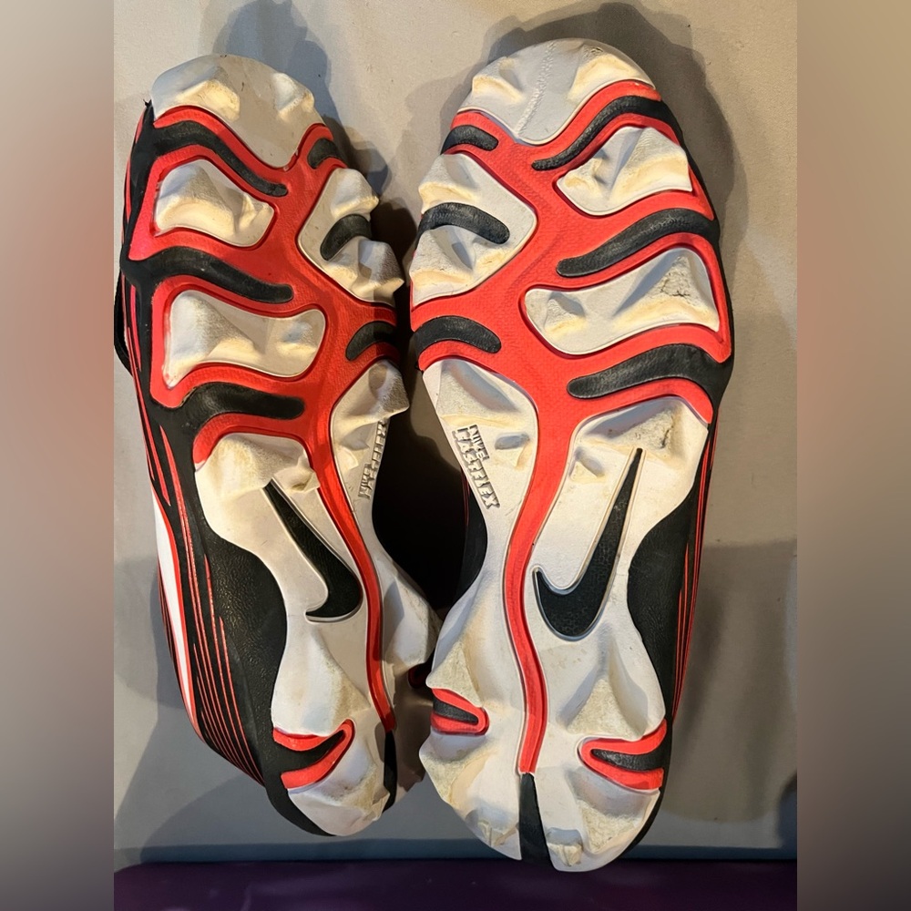 Nike 4Y black and red Nike cleats - Picture 2 of 3